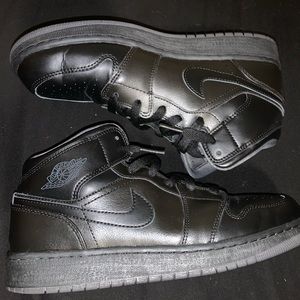 AIR JORDAN 1 BLACK ON BLACK